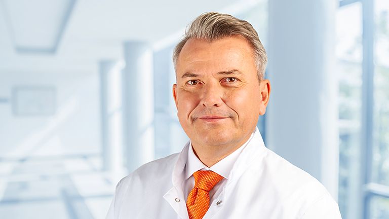 Facharzt für Anästhesiologie, Intensivmedizin, Palliativmedizin, Klinische Akut- und Notfallmedizin, Ärztliches Qualitätsmanagement
Management von Gesundheits- und Sozialeinrichtungen (M.A.)
Antibiotic Stewardship Experte, Fachkunde Strahlenschutz
Qualifikation Transplantationsbeauftragter, Hygienebeauftragter und Transfusionsbeauftragter Arzt, Leitender Notarzt, diepiktografen.de